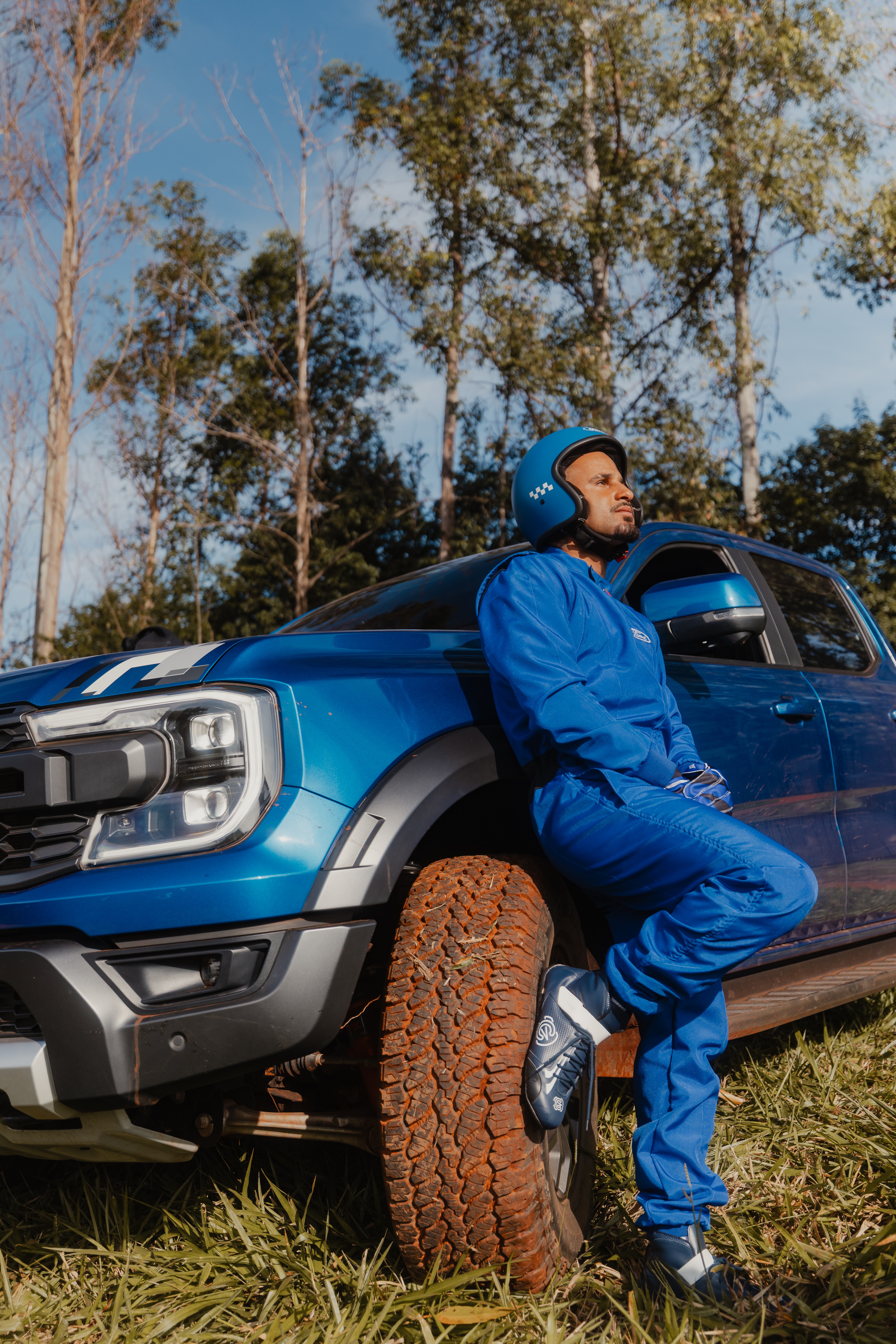 Surfista Ítalo Ferreira na Ford Ranger Raptor azul na pista